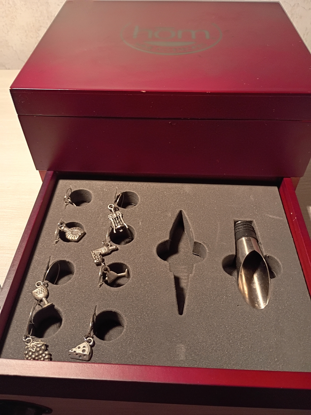 Red Wine Accessory Gift Set - Red - Picture 7 of 11